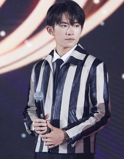 易烊千玺的手有几厘米 64a8b5193ae5440daffe01bd66d89f60.jpeg