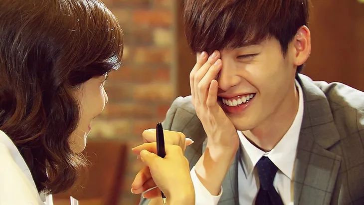 男人”与一个“坏女人”的韩剧式励志纯爱故事，展现真实与谎言的对攻。