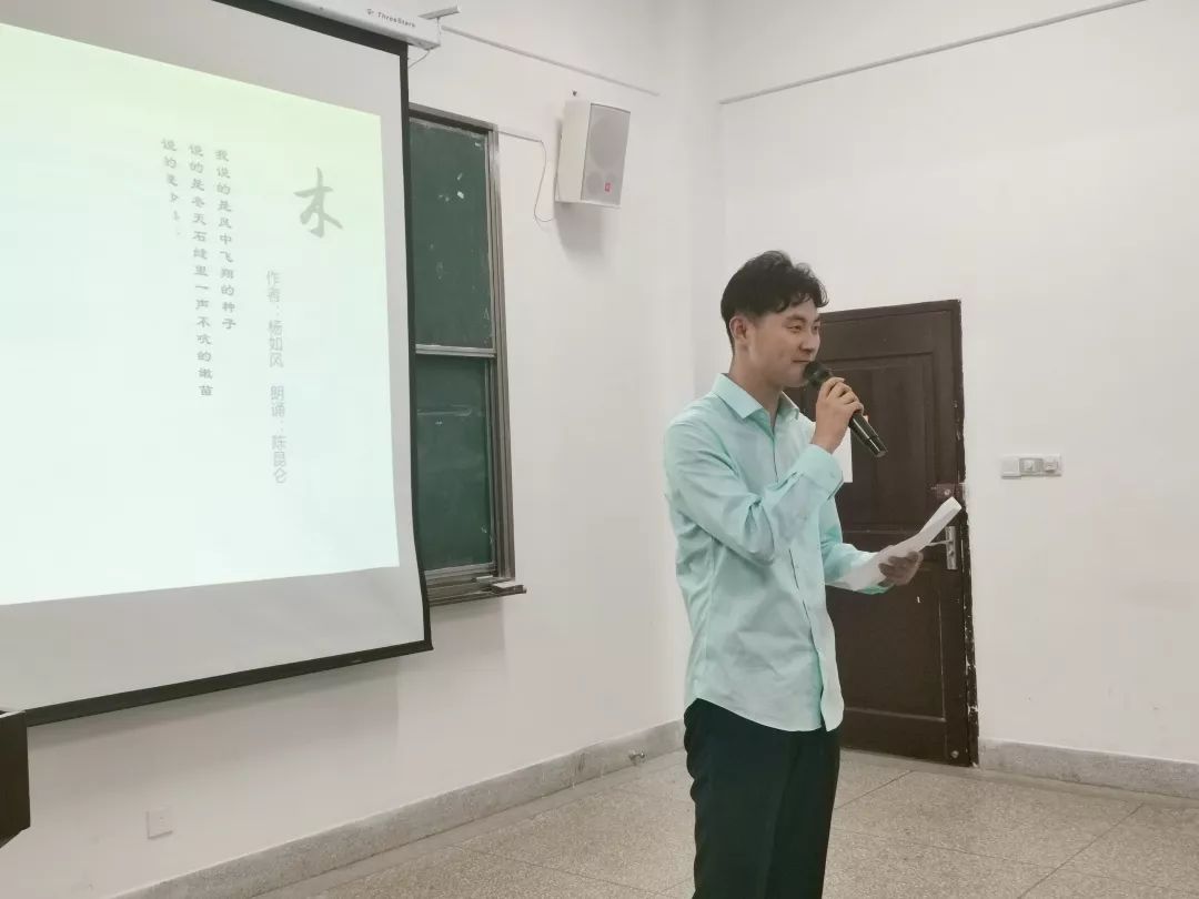 湖北大学历史与文化学院党委书记刘明达致词,中国写作学会副会长