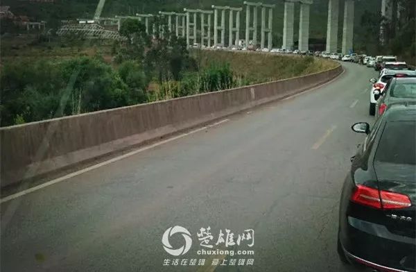 楚雄元双公路2辆大车相撞占据车道引发大堵车(现场多图)