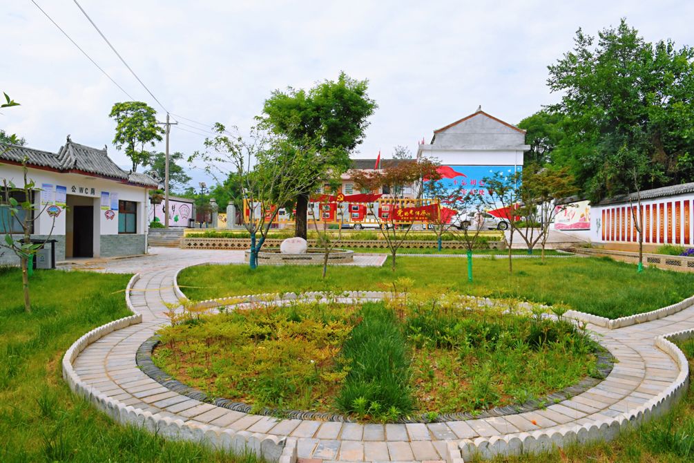 (中军岭村的党建文化小广场.)