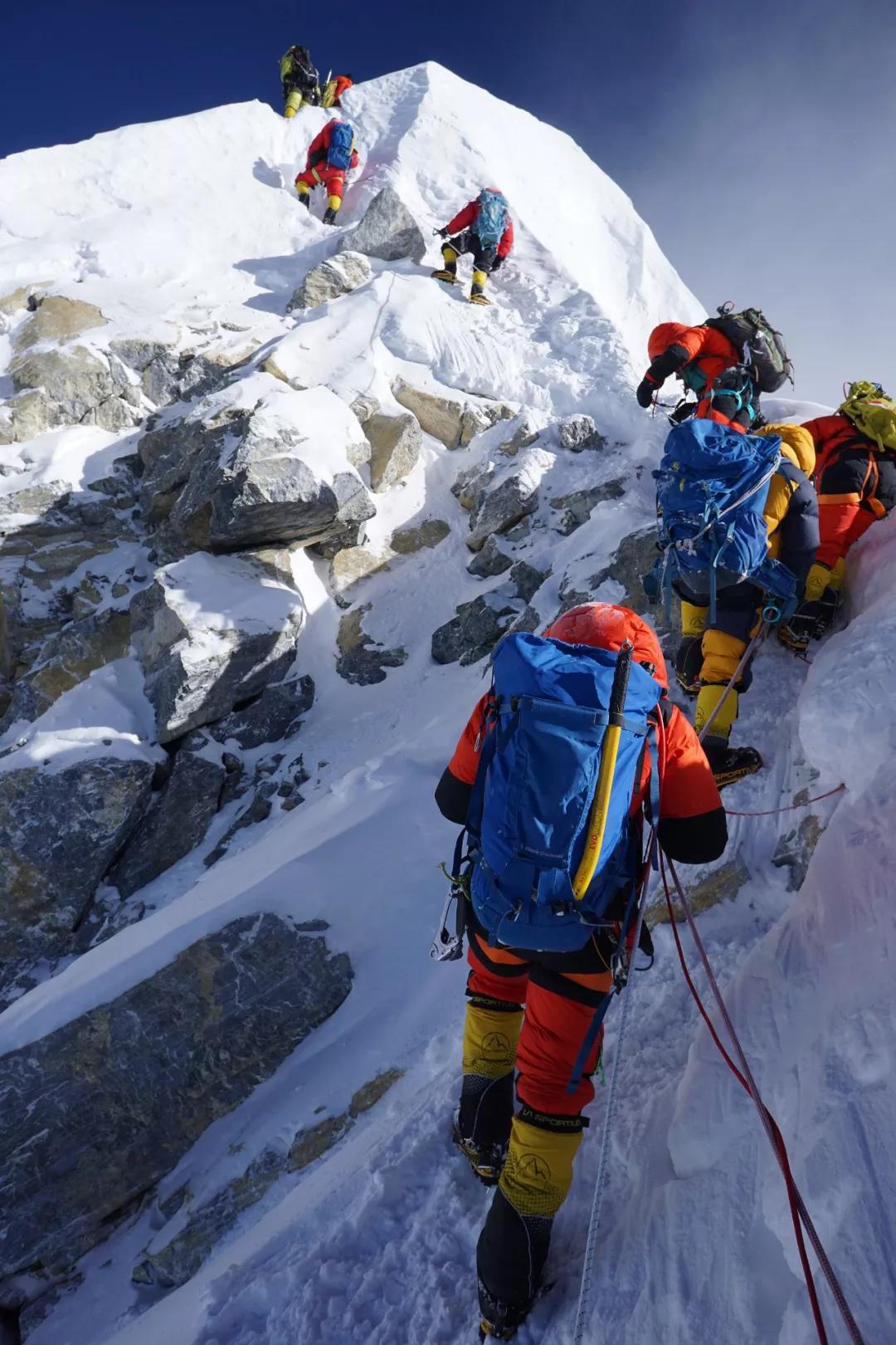 中国登山者冲顶珠峰遇难，没人救援？最著名的遗体已成路标 - 知乎