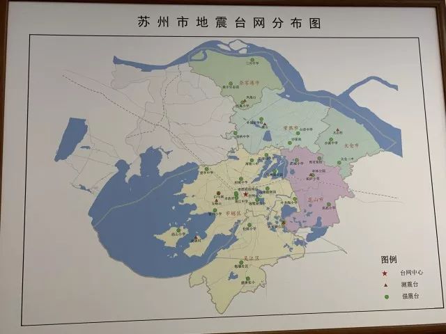 在地震发生时,通过苏州市防震中心分布在全市范围内的8个测震台站和31