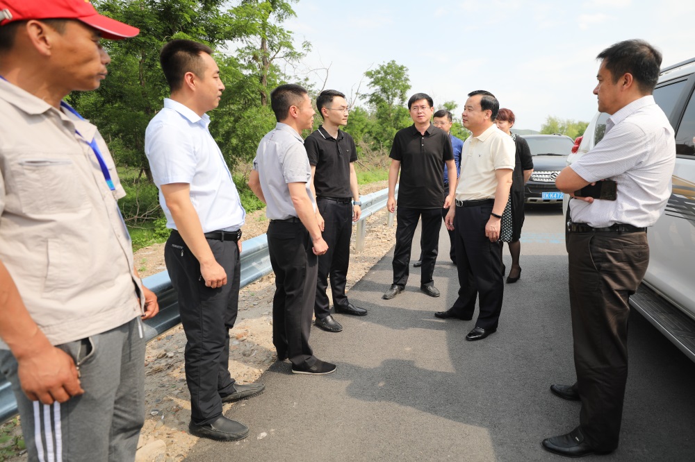 区委书记孙本忠调研太子河左岸生态治理道路工程建设情况