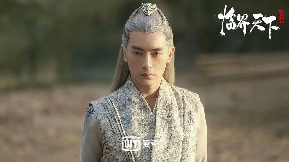 1/ 12 最近古装剧《白发》中男女主角双双变成白发造型,男主角李治廷