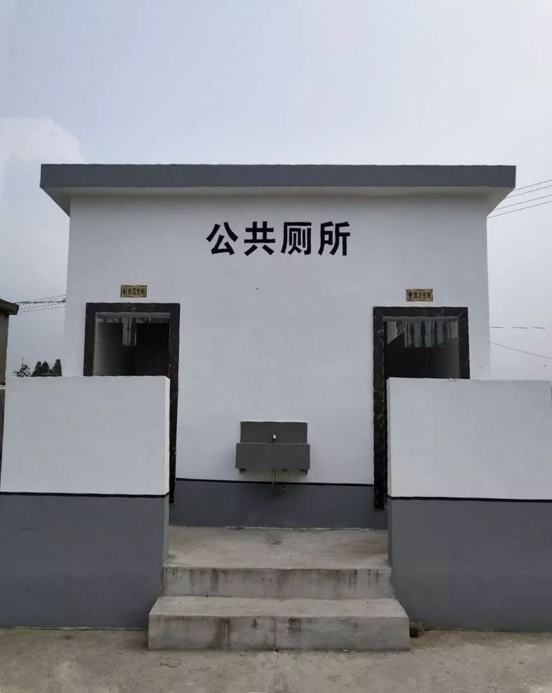 景区村庄为重点,建设一批精品示范公厕,在满足基本功能需求的基础上