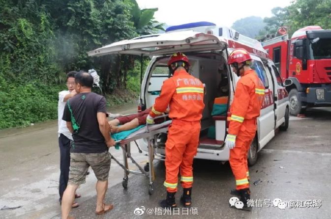 【梧州】大挂车又发生车祸,面包车被撞到车头压扁