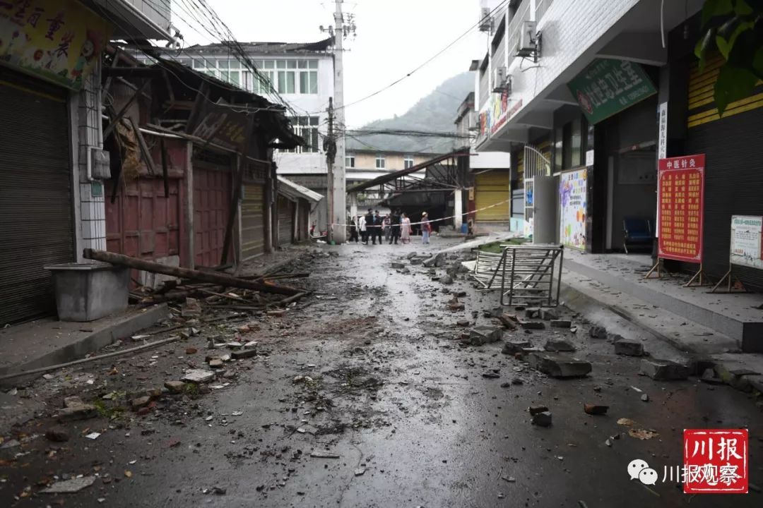 6月18日8时30分许,宜宾长宁县双河镇前线抗震救灾指挥部举行 第二场