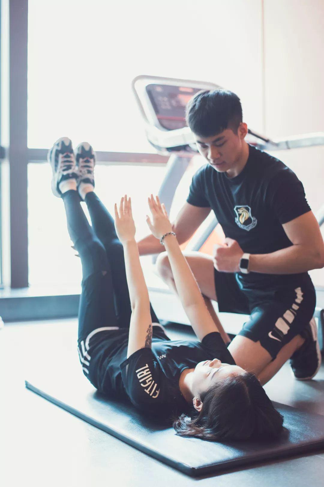 1人1间健身房教练1v1指导40天练出马甲线