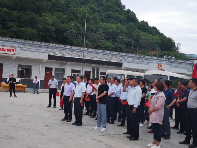 陕西:凤县农村人居环境整治现场推进会走进兴隆场村_双石铺镇