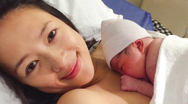                     原创            章子怡晒产后素颜照的背后，告诉你新生儿护理的第一步