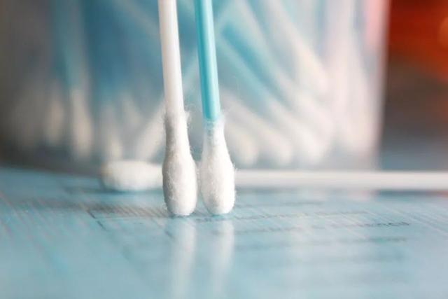                     用棉签给1岁女儿掏耳，却把她鼓膜穿破：这2种方法才能清理耳朵