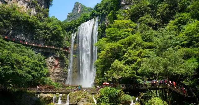 十八潭风景区处于境中最高山光头山脚下,西与信阳市鸡公山邻.