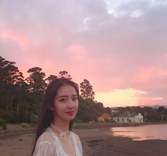 【围观】高中因篮球照爆红，驼峰鼻神似刘亦菲，正面大鼻头却暴露真实颜值