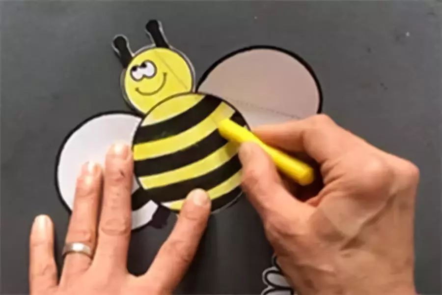 制作步骤:在纸上画出小蜜蜂的形状.