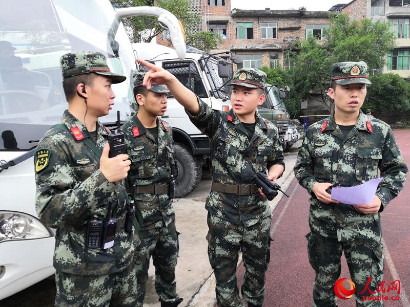 高清:武警宜宾支队官兵已第一时间到居民安置点救灾