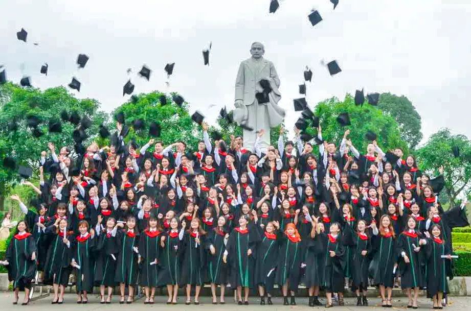 把学士帽抛向蓝天让我们穿上学士服毕业了简易抛帽01走起!