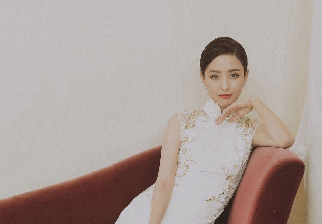 36岁佟丽娅真有气质穿白色旗袍充满古典美感妥妥女神范