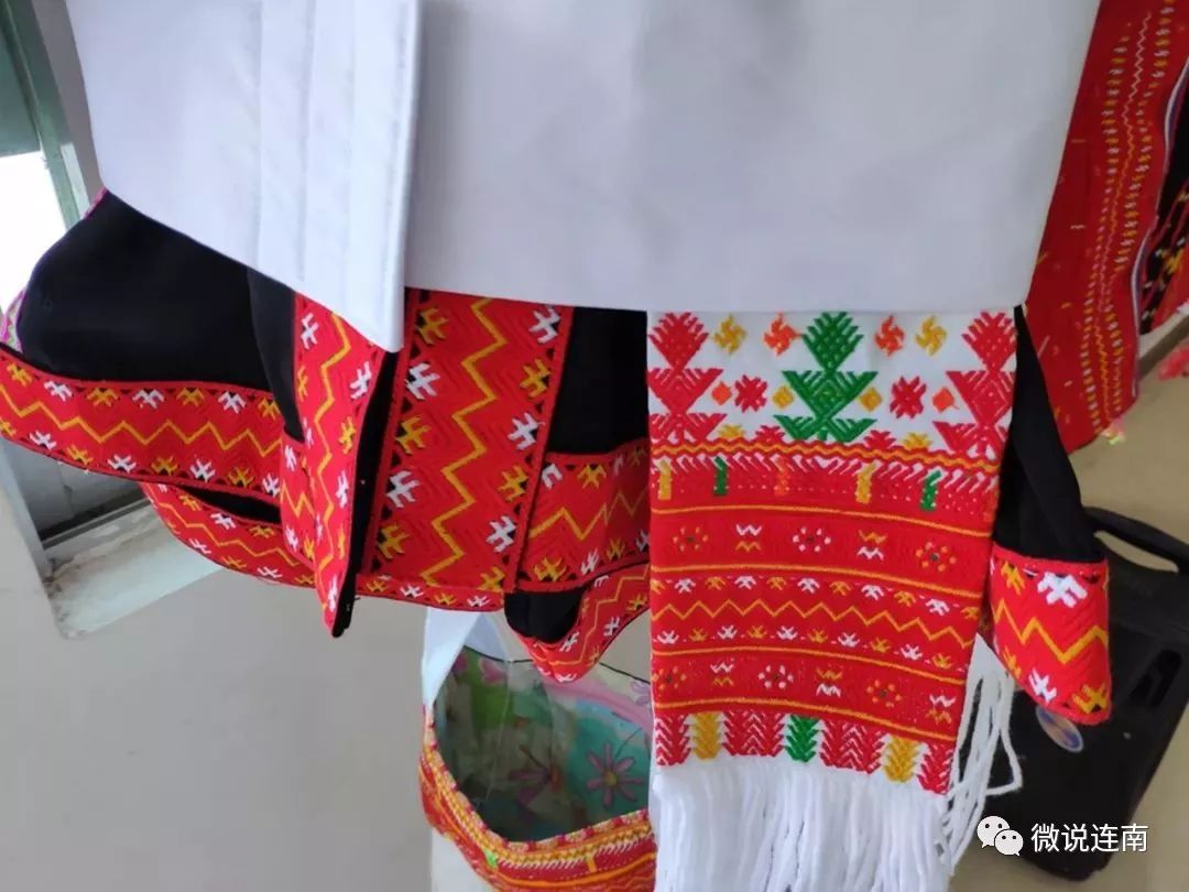 连南瑶族的服饰分为排瑶服饰和过山瑶服饰两种,八排二十四冲的服饰各