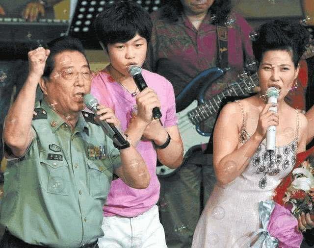 80岁李双江近照曝光,身穿蓝色短袖上课笑容和蔼