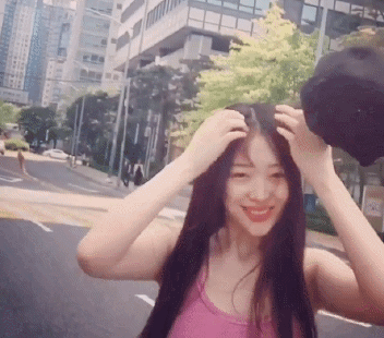 这个话题的评论比较两级,大部分女生还是佩服她的勇气的,雪莉本人也