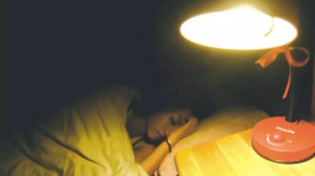 研究:女性开灯睡觉更容易长胖