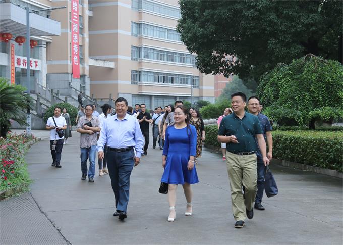 麻阳一中教育考察团赴石门一中参观交流
