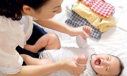                     给孩子穿清凉的衣服反而中暑？不同阶段孩子，应该这样穿搭