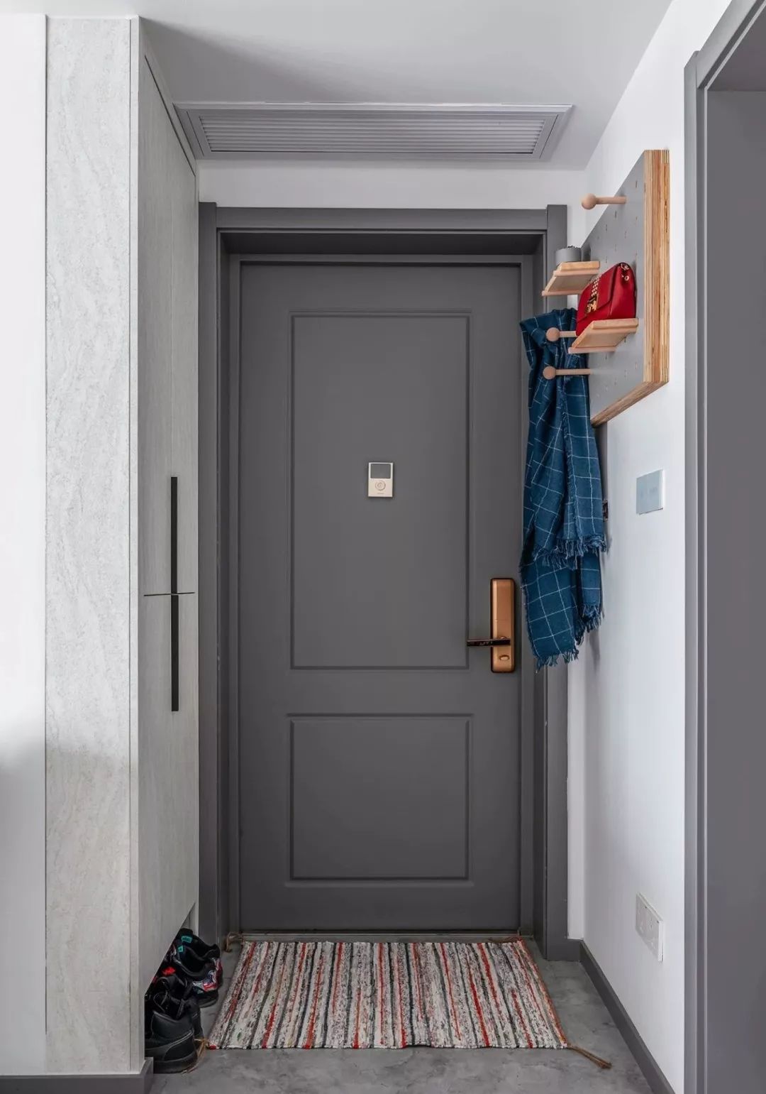 入户鞋柜设计带洞洞板 006b154954424efba822780aeca4c780.jpeg