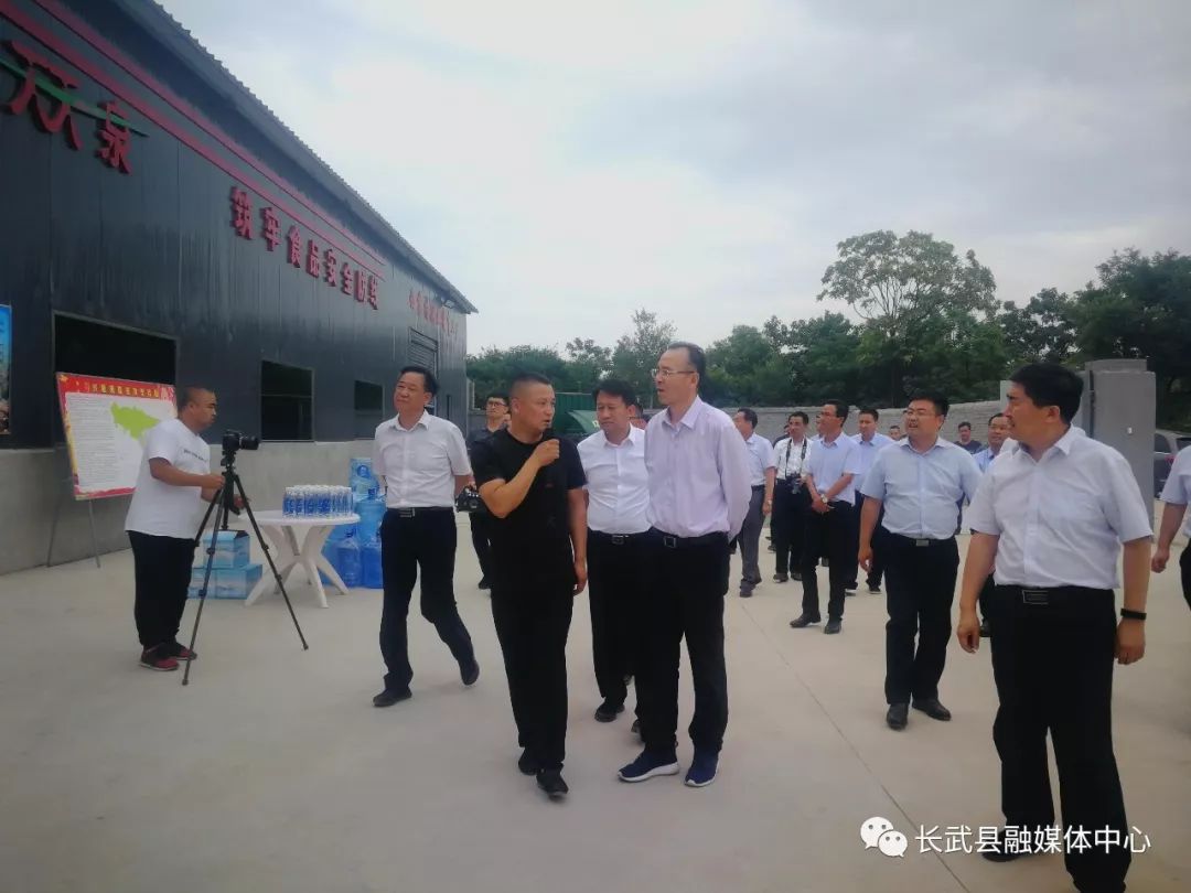 看差距谋发展助脱贫长武县党政代表团赴泾阳县考察学习扶贫社区工厂