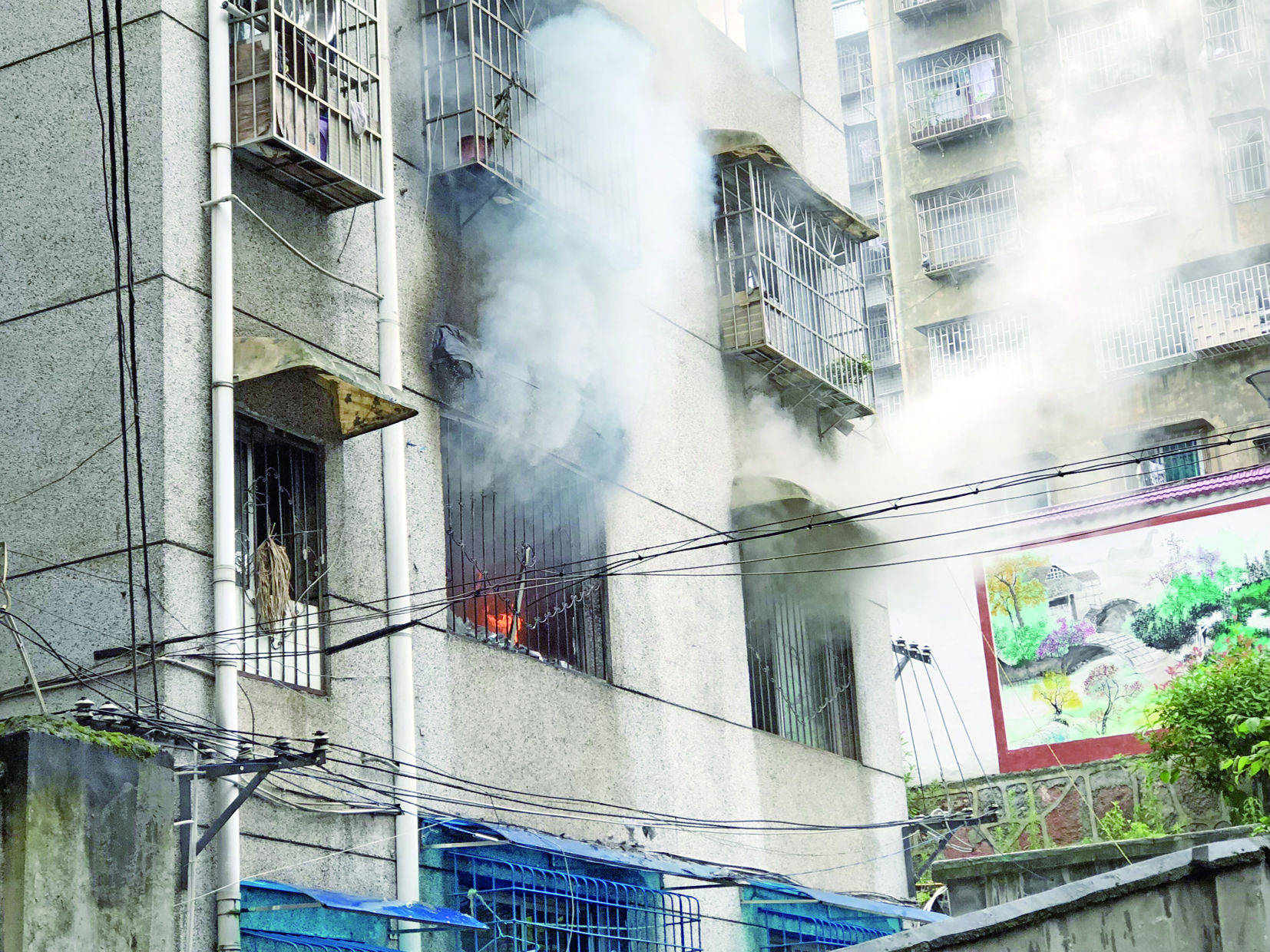 有惊无险!中华路一居民楼起火,消防成功扑灭幸无人伤亡