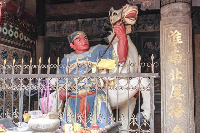 朱元璋下令改建、朱熹题字的关帝庙，整个泉州城香火最旺