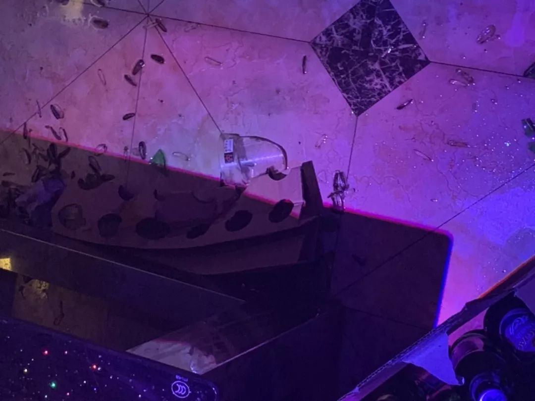 现场还可见的碎酒瓶