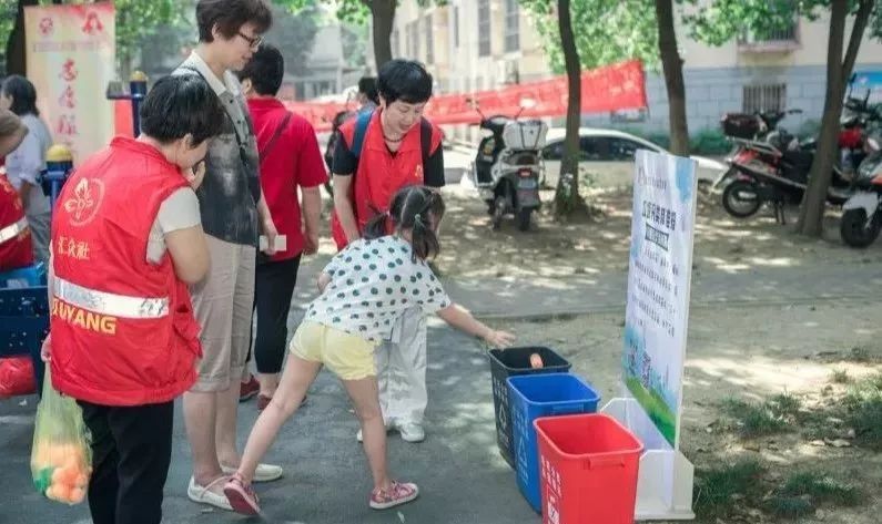 闯关冲掉内衣不放手_水上闯关冲掉内衣gif