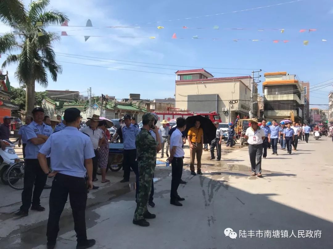 陆丰某地出动80多人对商住户违规占道铁棚进行拆除