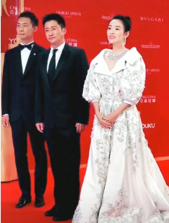 吴京红毯上为章子怡整理裙子拉太多又一脚踢回去