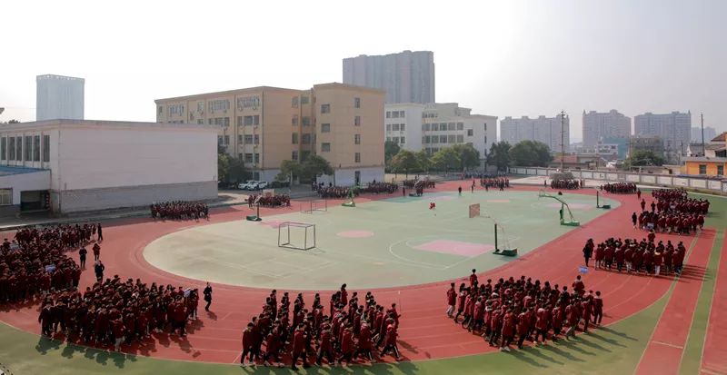 校园掠影玉潭中学创办于1999年,是宁乡市唯一一所集小学,初中,高中于