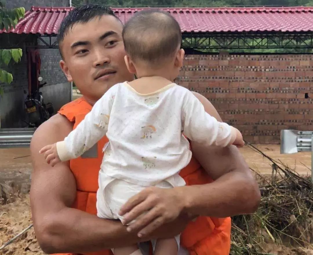                     这组消防员叔叔抱孩子的照片，温暖了无数网友~