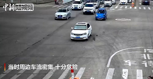                     7岁男孩开奥迪上路，家长竟发朋友圈炫耀称“从小培养”