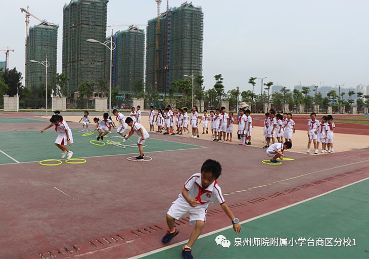 快来泉州师院附属小学台商区分校,看师生玩转足球.