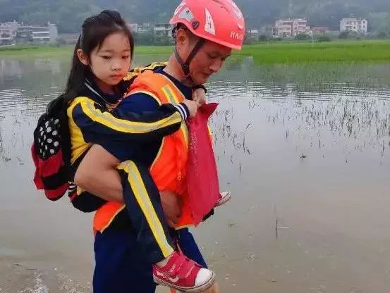                     这组消防员叔叔抱孩子的照片，温暖了无数网友~