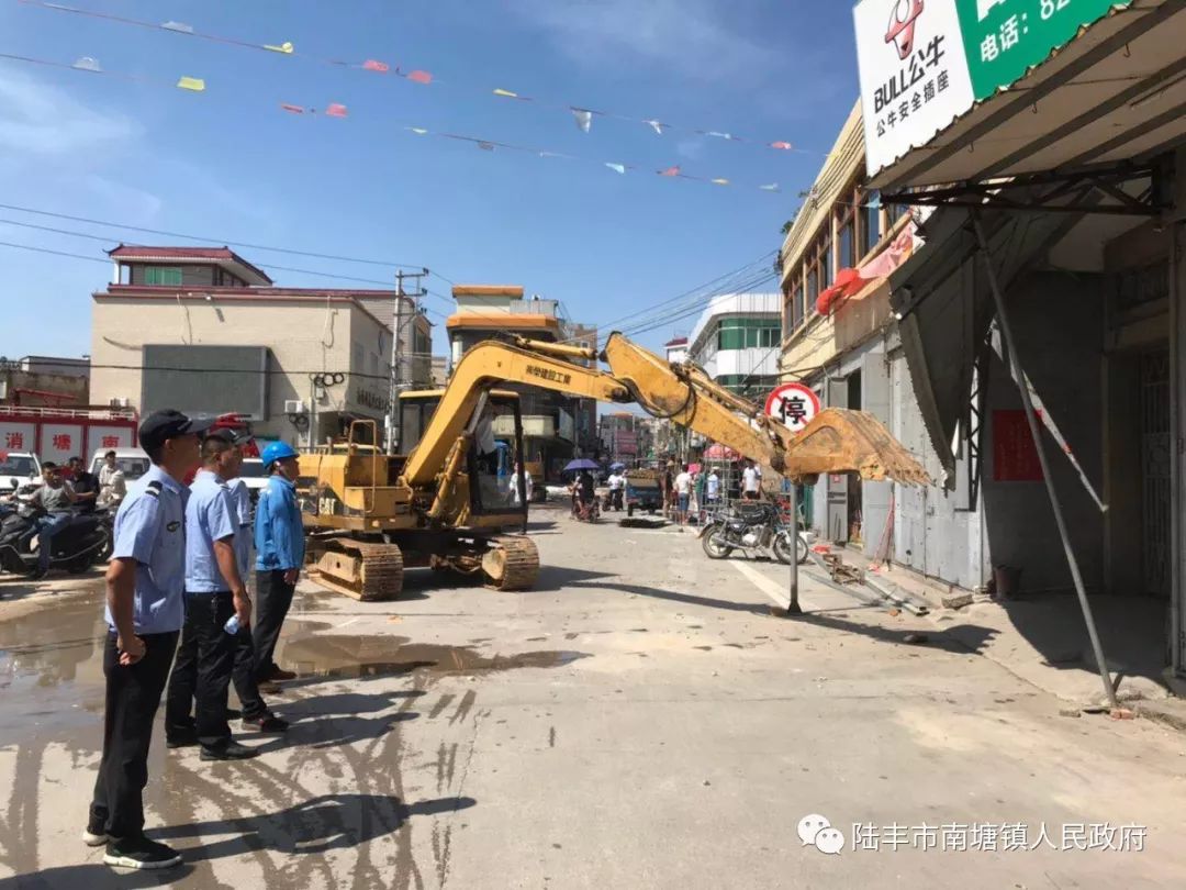 陆丰某地出动80多人对商住户违规占道铁棚进行拆除
