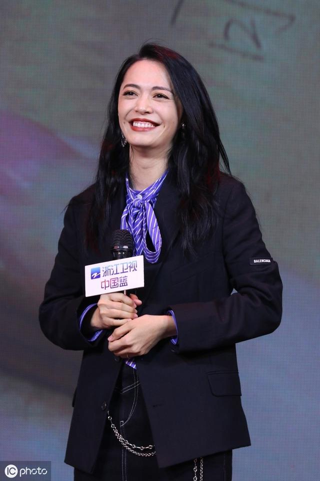 以前get不到姚晨,舒淇这些演员的美,后来慢慢觉得,姚晨笑起来有一种
