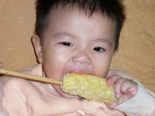                     孩子睡前，让孩子饿着也比吃这4种食物强，对肠胃不好，影响发育