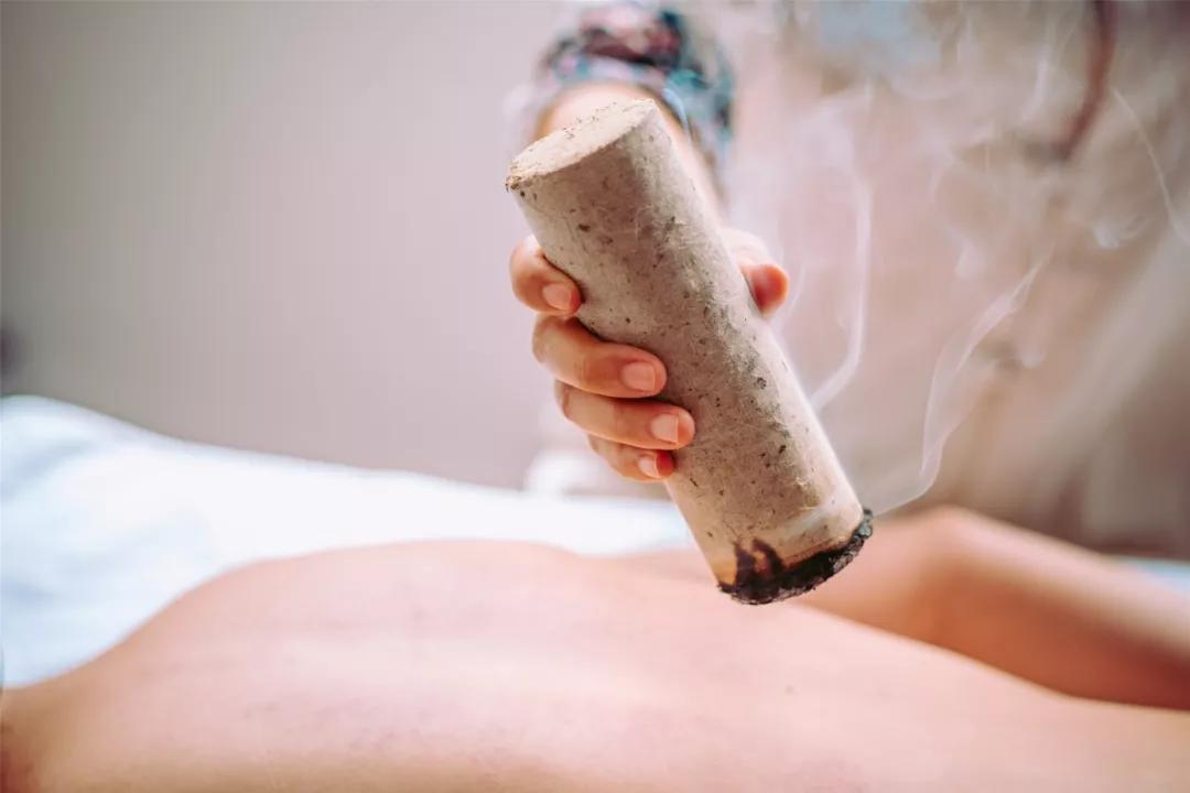 艾灸减肥方法艾灸盒与皮肤接触面积较小,盒壁温度比较适中,不会烫伤