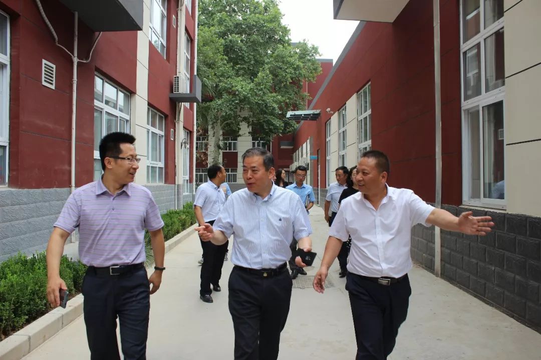 西咸新区教育卫体局党委书记,局长张海明等领导莅临三桥街小学检查