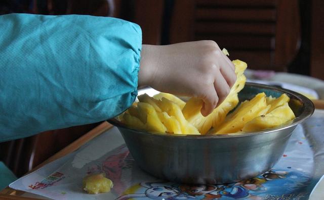                     8个月宝宝吃西瓜，严重腹泻、脱水！孩子太小，3种水果别随便吃