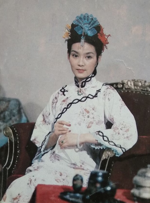 潘虹1986年饰演过末代皇后婉容,容貌气质都不似,但演得好