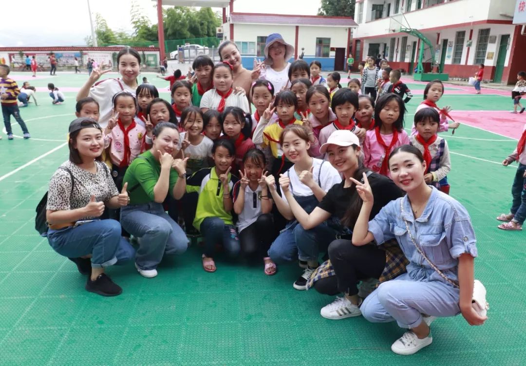 与加勉小学学生进行课外活动
