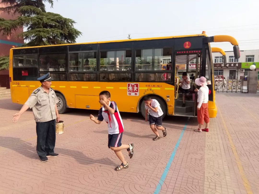 平安校车 安全驾乘——寒亭区第二实验小学开展校车应急逃生演练